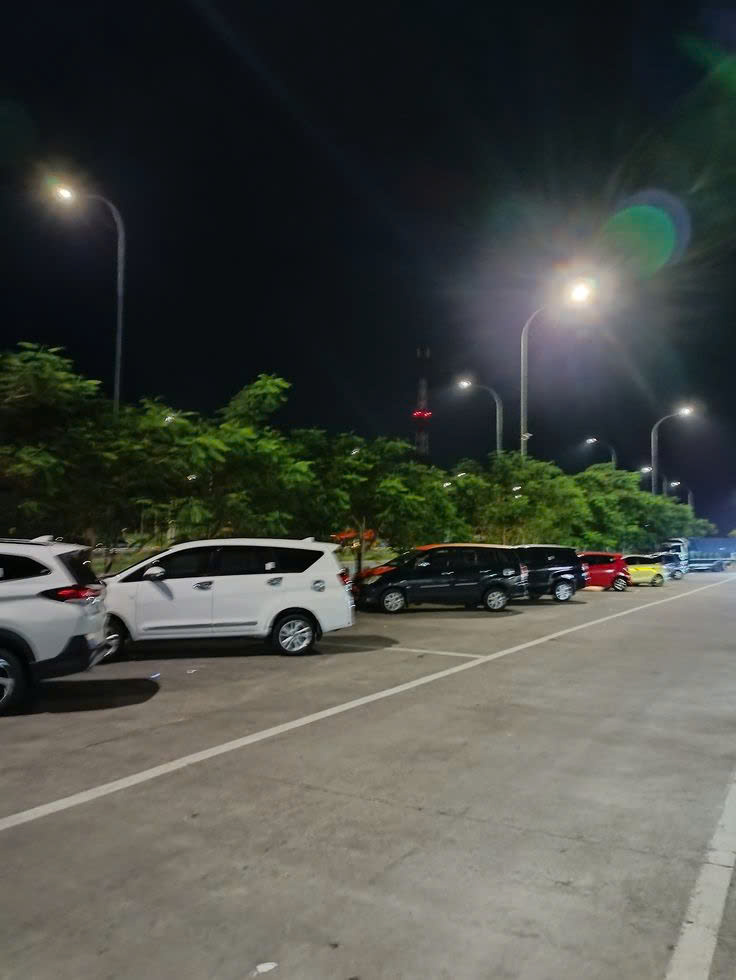 Đèn đường LED Duhal SALT90 90W 8 Đèn đường LED Duhal SALT90 90W tại bãi đỗ xe