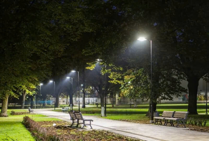 Đèn đường sử dụng bóng tuýp LED 0.6m Duhal DHO518 18W 6 Đèn đường sử dụng bóng tuýp LED 0.6m Duhal DHO518 18W ở công viên