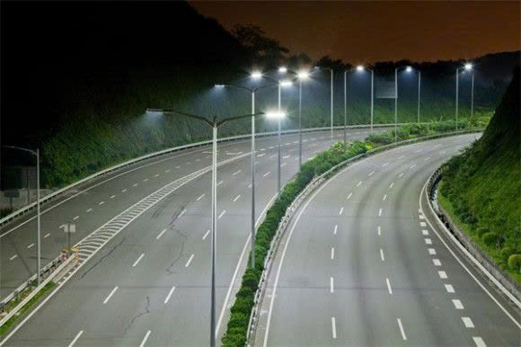 Đèn đường LED Duhal LDS30 30W 3 Đèn đường LED Duhal LDS30 30W lắp đặt trên tuyến đường giao thông