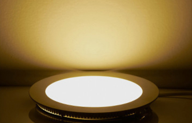 den led am tran anh sang vang