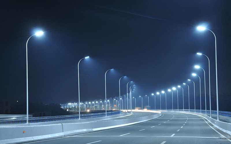 Đèn đường LED Duhal DHQ1002 100W 3 Đèn đường LED Duhal DHQ1002 100W ở trên đường phố