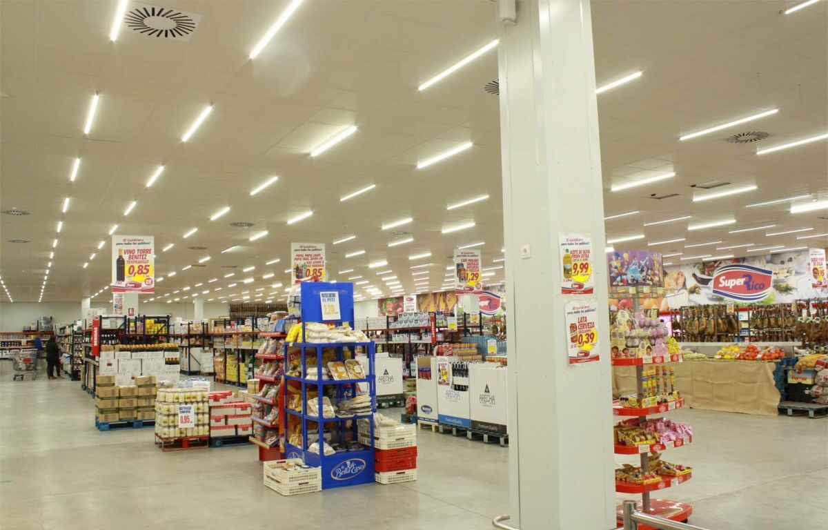 Bóng LED tuýp T5 Duhal SDHT506 9W 4 Bóng LED tuýp T5 Duhal SDHT506 9W được lắp đặt tại siêu thị