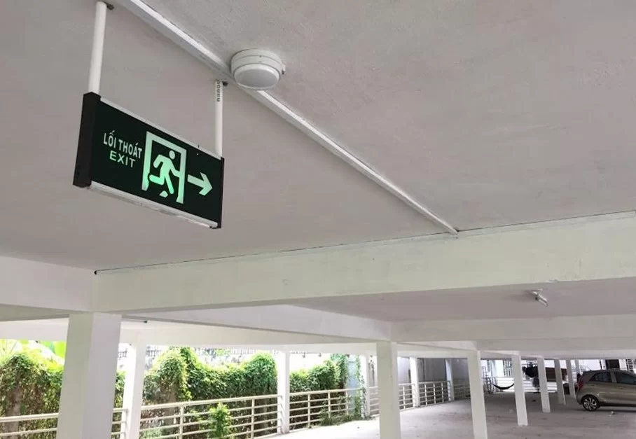 Đèn thoát hiểm chống nổ Duhal ECN0081 1W 2 Đèn thoát hiểm chống nổ Duhal ECN0081 1W lắp đặt ở hầm để xe