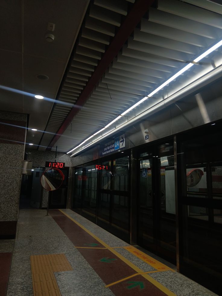 Bóng LED tuýp PC Duhal SDH1205 20W 7 Bóng LED tuýp PC Duhal SDH1205 20W sử dụng tại nhà ga